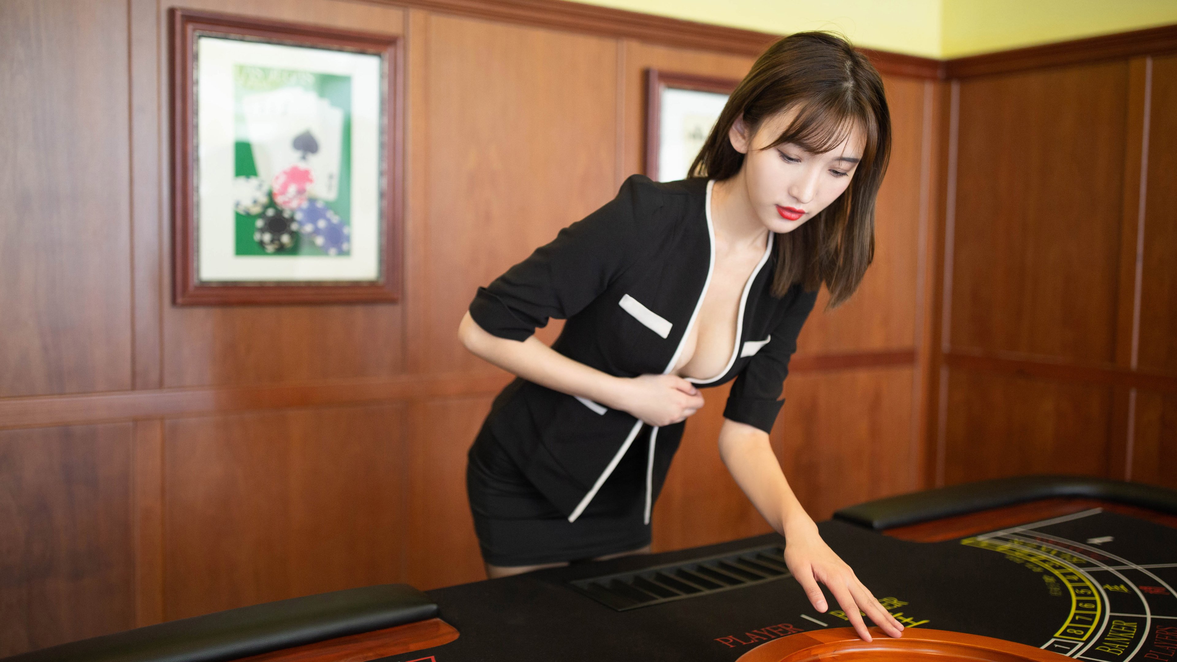 新赛季五大联赛红牌频率与裁判尺度分析，五大联赛红牌停赛规则